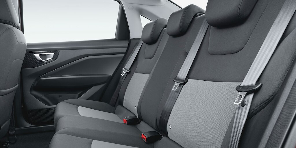 Nuevo auto tipo sedán Chevrolet Aveo 2025 en color interior tela gris