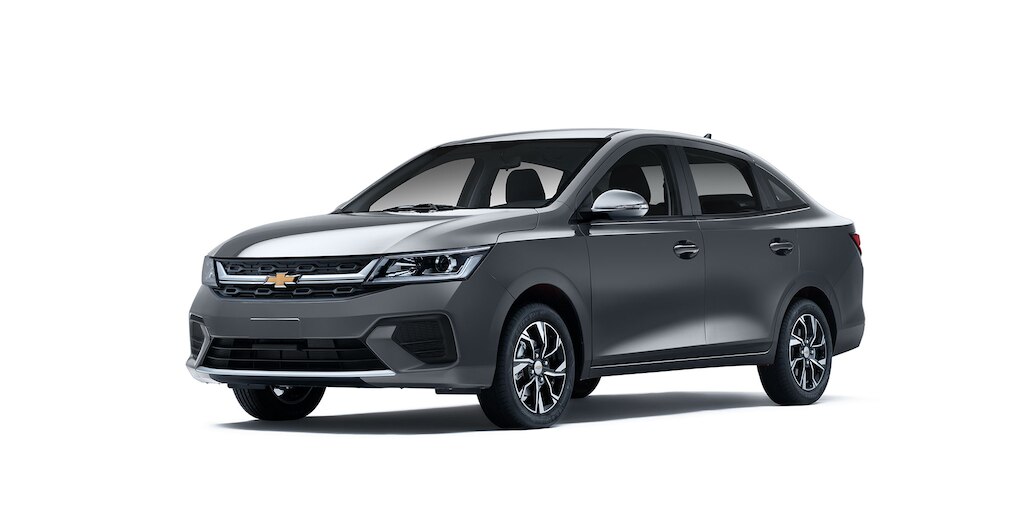 Nuevo auto tipo sedán Chevrolet Aveo 2025 en color acero metálico