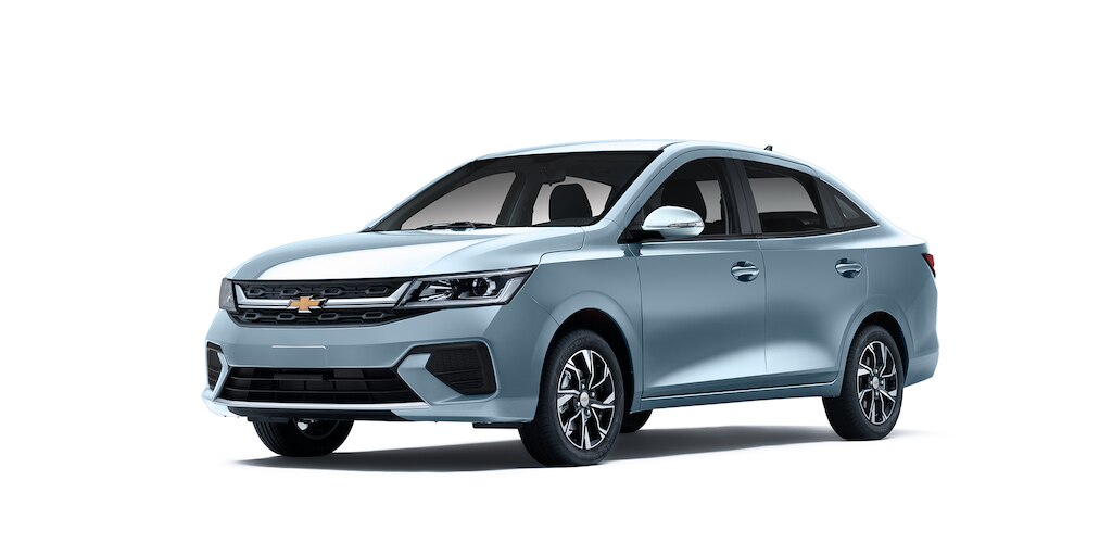 Nuevo auto tipo sedán Chevrolet Aveo 2025 en color azul persuación