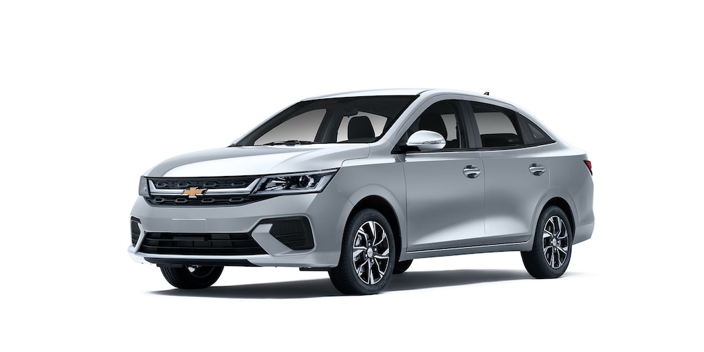 Nuevo auto tipo sedán Chevrolet Aveo 2025 en color plata metálico