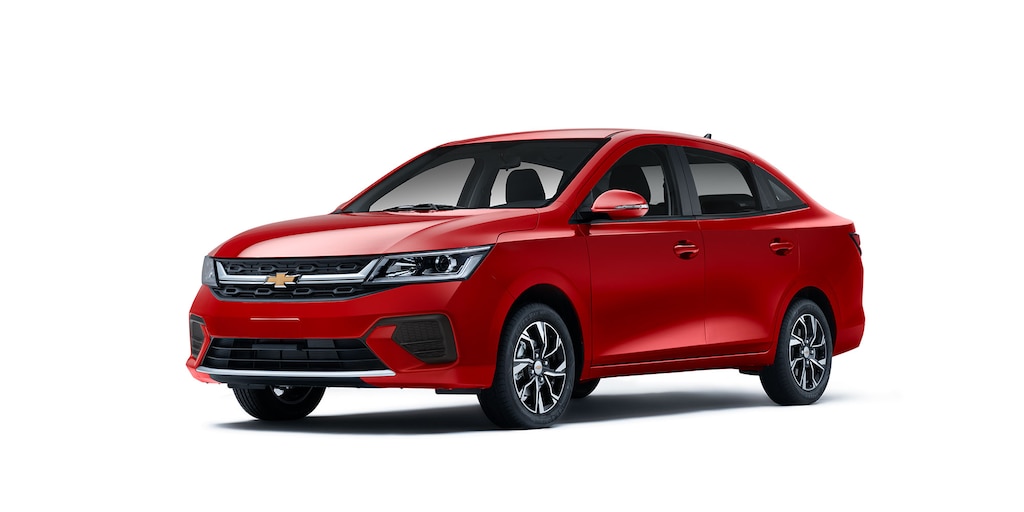 Nuevo auto tipo sedán Chevrolet Aveo 2025 en color rojo metálico