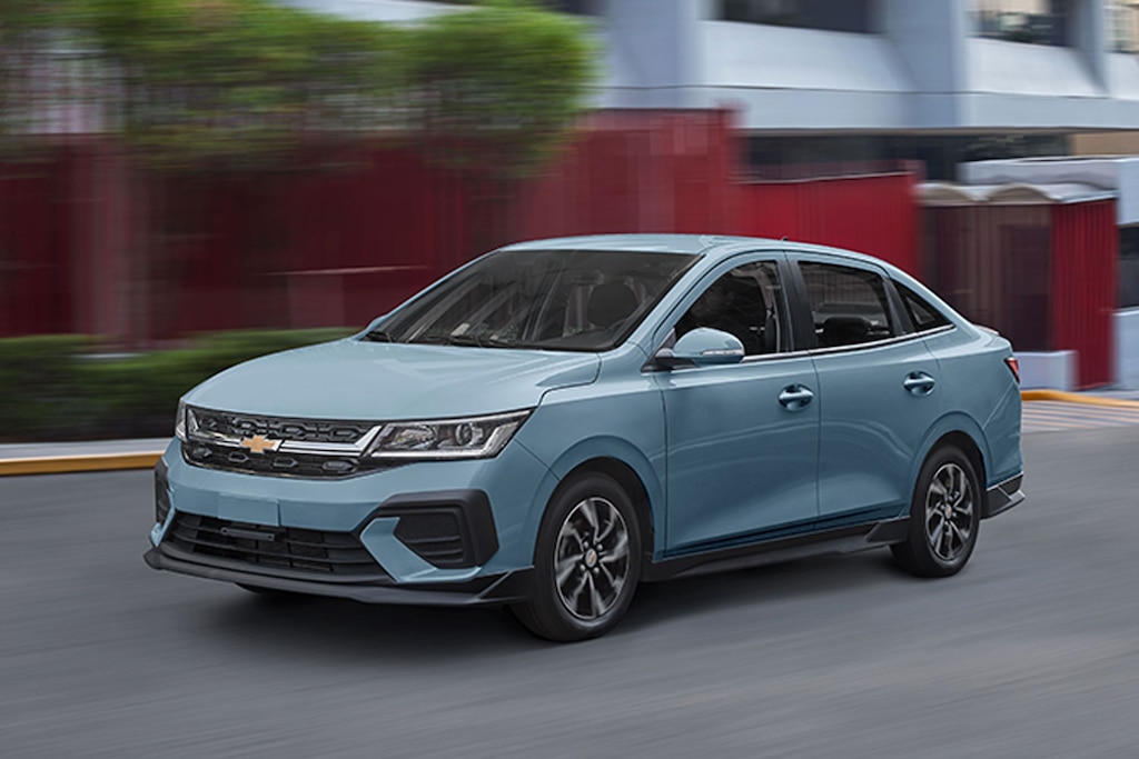 Auto tipo sedán Chevrolet Aveo 2025 con espejos exteriores al color de la carrocería y con ajuste eléctrico