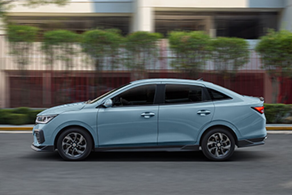 Chevrolet Aveo 2025, auto tipo sedán con spoiler con tercera luz de freno
