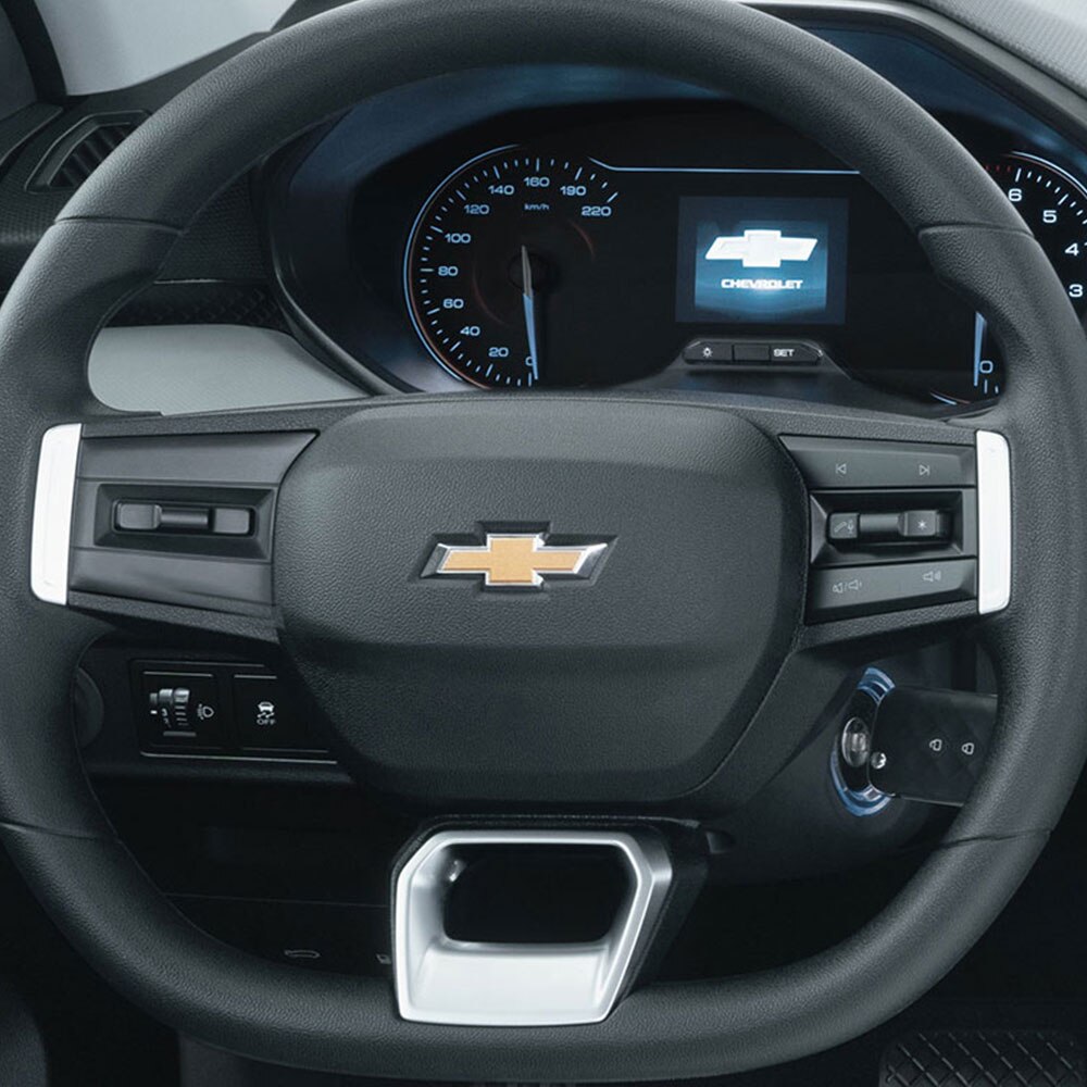 Chevrolet Aveo sedán 2025 con panel de instrumentos informativo monocromático 3.5 pulgadas