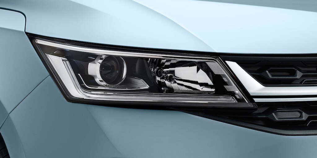 Nuevo Chevrolet Aveo 2025, sedán con faros delanteros de halógeno