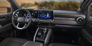 Vista interior - Chevrolet Colorado ZR2 2025,  camioneta con 5 modos de manejo configurables e info todoterreno